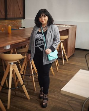Feeling comfy with this oversized blazer from @flatter.ig ❤.Go grab yours mumpung lagi promo buy 2 only IDR 300k! 🎉 #wewearflatter....#ootd #outfit #blazer #outfitoftheday #lokal #local #hm #fashion #daily #chubby #blogger #beautyblogger #influencer #bloggerceria #bloggermafia #clozetteid #promo #sale #outfits #outfitinspo #fashionpost #simple #comfy