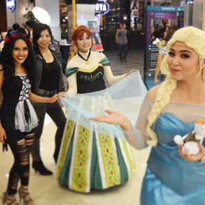 Last year halloween party with my friends! Me as fat elsa, @yukalicious15 as anna, @liquidmetallace as katnis, and @may_yossi as sexy devil hahhaaha. Even tho im a fat elsa, kids were so happy when i walked pass them! 😗😗
#disney #disneycosplay #disneyprincess #clozetteid #fotdibb #cosplay #princesscosplay #princess #throwback #elsa #halloween #lastyear #queenelsa #fatelsa #arendelle #icequeen #anna #katnis #devil #fun