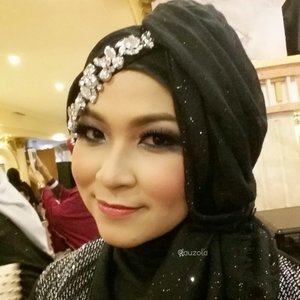 Makeover by @reredini84 today! First time using a stylish hijab like this. Hahhaa edisi ramadhan jadi muslimah 😂😂
#makeup #clozetteid #hijab #asian #transformation #fotdibb
#vegas_nay #mayamiamakeup #anastasiabeverlyhills #valerievixenart #hudabeauty #lookamillion #makeupgeek #ghalichiglam #norvina #fcmakeup #zukreat #looklikeamillion #pinkperception #dressyourface #auroramakeup #lvglamduo #hudabeauty #dehsonae #lovemakeup #vanitymafia #indonesianbeautyblogger #ramadhan #indobeautygram