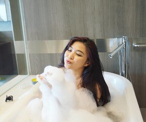Throwback: bubble bath time 😍😍
.
.
.
#auzolafunjourney #trip #singapore #travel #holiday #lfl #l4l #likeforlike #influencer #beautyinfluencer #blogger #beautyblogger #bubblebath #bubbles #bubble #bath #panpacific #panpacificsingapore #indonesianbeautyblogger #vacation #travelling #fun #love #jalanjalan #liburan #clozetteid #traveller