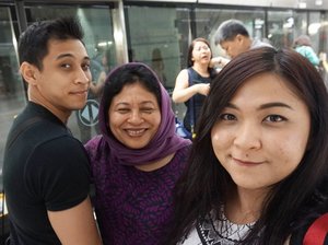 Throwback: Going out with mom and bro 😆
.
.
.
#auzolafunjourney #trip #singapore #travel #holiday #lfl #l4l #likeforlike #influencer #beautyinfluencer #blogger #beautyblogger #indonesianbeautyblogger #vacation #travelling #fun #love #jalanjalan #liburan #clozetteid #traveller #brother #mom #familytrip #sister #siblings #mrt