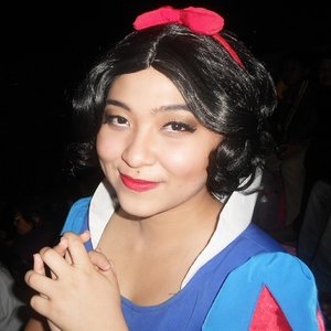 Im not really a big fan of Snow White, but she's sure one of my fave character when cosplaying, maybe because it's easy hahaha. Anyway since i haven't post anything about makeup or cosplay lately, here's my Snow White cosplay throwback, i literally cosplaying as Snow White on disney live show months ago. You can tell that people starred like i was a freak hehehe ♡♡ #snowwhite #redlips #ebony #curly #princess #disney #disneyprincess #character #cosplay #makeup #throwback #clozetteid #disneylive