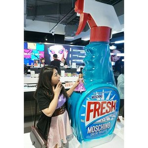 Omg! We thought this was a window spray or something. Turns out this is a new fragrance from Moschino and it smells damn nice! The real bottle looks exactly like this one only smaller hahahaha, how amazingly cute is that? I totally want one 😍😍
It'll be available soon on @sephoraidn store in Jakarta! 
#sephoraidnbeautyinfluencer #nextsephoraidnbeautyinfluencer #SephoraCPopening #SephoraidnXcp #sephora #sephoraindonesia #sephorajakarta #blogger #beautyblogger #indonesianbeautyblogger #clozetteid #beautyinfluencer #rapunzel #tangled #disney #disneyprincess #disneydoll  #tumblr #auzoladollsdayout #makeup #love #dollstagram #dollsofinstagram #moschino #moschinofresh