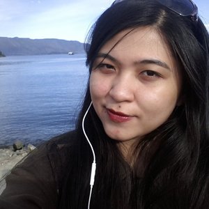 At lake toba this morning. Went to Samosir island after that and now im going back to prapat and rest my head at the hotel. Been a long day -_- 
I didnt have time to put on makeup other than lipstick. But sunscreen surely a life saver. My skin feels so much better after i included sunscreen in my routine. Apply sunscreen in about once every 3hrs could do the trick ;) #tips #sunscreen #laketoba #medan #prapat #samosir #clozetteid #selfie #lipstick #latepost #mukabantal #sleeply