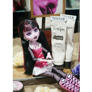 Don't forget to treat your hand with @jurliqueidn hand cream like Draculaura does! You don't want your hand to get all dry and wrinkly do you? Get yours right away at @sephoraidn store near you! Draculaura's favorite is the Rose variant 🌹🌹🌹
Anyway stay tuned for full review at www.rainbowdorable.com soon 😍😍
#sephoraidnxjurliqueid
#sephoraidnbeautyinfluencer #nextsephoraidnbeautyinfluencer #SephoraCPopening #SephoraidnXcp #sephora #sephoraindonesia #sephorajakarta #blogger #beautyblogger #indonesianbeautyblogger #clozetteid #beautyinfluencer #love #skincare #jurlique #handcream #bodycare #draculaura #doll #monsterhigh #vampire #pink
