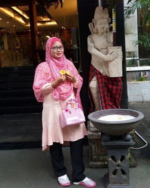 Serasa di Bali nih #clozetteid #hijabootd #puridenpasarhotel #emakblogger #blogger