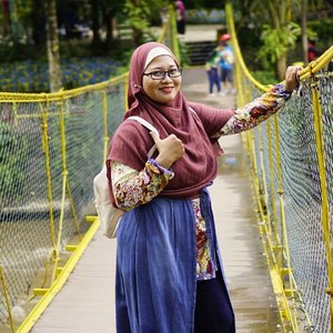 Assalamualaikum. Maaf, kalau pipi saya kelihatan tembem banget. Salah pilih jilbab. 😂
#TamanMatahari #OotdHijab #HijabOotd #ClozetteID #Blogger #author #muslimah #travel #IndonesianWriter