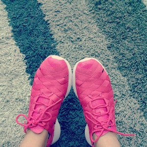 Newest addition in my shoe closet: Nike Rosherun Woven in pink ♥ #shoes #nike #rosherun #fashion #fashionesedaily #recentpurchase