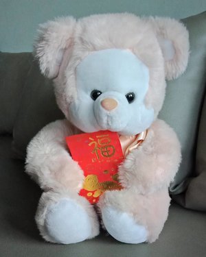 Gong Xi Ping An! Never too late to say "Happy Chinese New Year" may this year brings prosperity and health to you all! .Boneka yang saya namakan Chi Chi ini dibelikan oleh kakak sepupu saya dan Chi Chi sudah berumur 25 tahun! Saya anaknya emang gitu, selalu menyimpan barang lama dibuang sayang 😊..Kalau kamu, punya barang dibuang sayang apa yang umurnya sudah tahunan?...#ClozetteID#sparkjoy #dibuangsayang#moodygrams #whileinbetween#hongbao #fromwhereistand#OPPOnesia#oppoa83#creatememories #doll