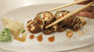 Sushi, makanan khas Jepang yang dari arti katanya berarti rasa masam.Ada beragam jenis sushi di Jepang. Sushi menjadi solusi makanan dari masyarakat Jepang yang sibuk karena ukurannya yang kecil namun mengenyangkan.....#ClozetteID#eeeeeeats #tryitordiet#eatfamous#foodporn#foodpornshare#foodstagram#instafood#sushi#handsinframe#Japan