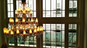 I might not be the brightest bulb in the chandelier,  but I'm pretty good at getting most of the other bulbs to light up -  Jack Welch.Edisi kangen staycation di hotel 😂.....#ClozetteID#chandelier#design#decor#TheHermitageJKT#TributePortofolio#LiveYourNow#visitJakarta#moodygrams#fromwhereistand#throwbackthursday