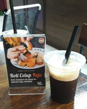 Hasil jajahan ke BSD! They have quite good ice coffee. Am may not a bread person but their nougat bread is yumm!
.
Open everyday from 8AM-3PM
..
...
#rotitiam
#icecoffee
#bread
#coffee
#instadrink
#rekomendaSiHemat
#ClozetteID
