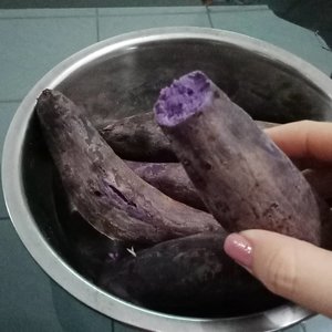 Taro for breakfast... Nom nom nom.Think globally Act locally.....#ClozetteID#breakfast #healthybreakfast#taro#eeeeeeats#tryitordiet#EatFamous #purple#handsinframe#localfood#foodporn