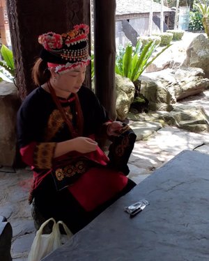 Ini merupakan suku asli Taiwan yang bernama Paiwan. Mereka membuat pakaiannya sendiri dari menenun.Masih banyak cerita menarik dari Formosan Aboriginal Culture yang akan saya tulis di honeyjosep.online.....#ClozetteID#neiiTWtrip#wheninTaiwan#wheninTaipei#wanderlust#travelgram#Formosa#Taiwan#CreateMoments#instatravel#throwbacksaturday