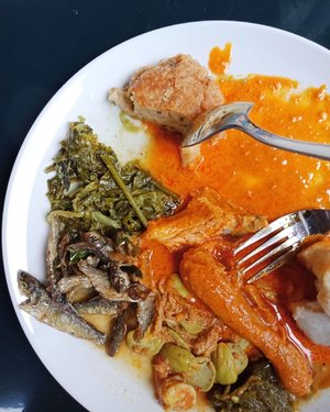 Let's have dinner! .Menu by Sari Ratu Kitchen..Congratulations for soft opening @sariraturestaurant ...#ClozetteID#AsianFood#FamousFood#SariRatu#instafood#foodporn#foodpornshare#tryitordiet#eeeeeeats#Padang#onthetable