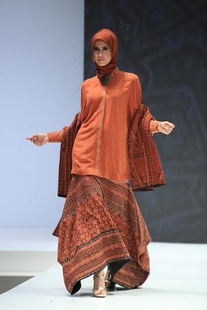 The Legend (Itang Yunasz and Ida Royani) - Indonesia Islamic Fashion Fair 2013