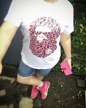 🏃👟 Sunday mood #ootd #fashionoftheday #clozetteid #MissEhara #sportstyle #tshirt #bape #bathingape #sotd #reebok #reebokclassic #pink #アベイシングエイプ #ファッションスタイル #ピンク