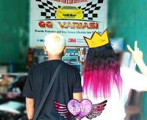 Mr & Mrs 😎👰
#AyahBunda #slay #couple #couplegoals #coloredhair #colorfullhair #blonde #pinkombre #ombrehair #instabeauty #clozetteid #MissEhara #カップル #愛 #ヘア #ピンク #カワイイ 💜💜