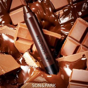 Even Korea also start producing Chocolate lip colors
And this lip crayon from @sonandpark_korea that I must have!!!! Really catch my eyes 😍😍😍 yeah kinda hard to find Son & Park makeup line here 😧
.
.
.
#sonandpark #sonandparklipcrayon #chocolatelips #wishlist #iwantit #clozetteid #clozetteambassador #fdbeauty #makeupjunkie #lips #fdbeauty #lynebeauty #wonderfullyn #bblogger #뷰티 #뷰티크리에이터 #뷰티블로거 #핑크립스틱 #매트 #셀카 #립스틱  #메이크업아티스트 #스트릿스타일 #패션블로거 #크리스마스 #christmas #christmaswishlist #위시리스트