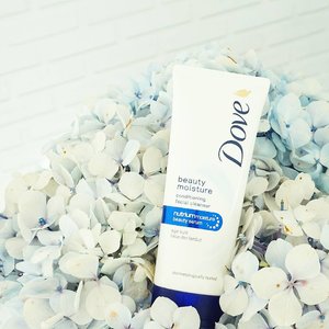 @dove Beauty Moisture Conditioning Face Cleanser with nutrium moisture beauty serum so this one will moisturize your skin event after you wash it
(Swipe) to take a look how it works ♡
.
.
.
.
#DoveIDN #Beautyjournal #beautyjournalxdove #WajahMuIstimewa #lynebeauty #wonderfullyn #sociolla #sociollabloggernetwork #clozetteid #facialcleanser #skincare #moist