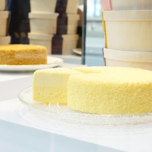 A slice of happiness from @dorebyletao signature Original Fromage Cake from Hokkaido, Japan ....#dorebyletao #fromagecake #fromage #cheesecake #hokkaido #cheese #grandopening #clozetteid #clozetteambassador #립스틱 #뷰티 #뷰티크리에이터 #뷰티블로거 #핑크립스틱 #매트 #셀카
