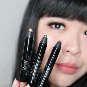 I’m using 3 shades of @lakmemakeup newest product, Drama Stylist Shadow Crayon to create this look inspired from LakmeXSoe at Fashion Scout London Fashion Week 2018 by Archangela Chelsea. I’m so surprised with the great formula of these crayons. Very easy to blend, long lasting also come with water-proof and crease-proof formula which is very hard to find in stick or crayon eyeshadows.Available in 4 glam shades you can grab yours now at lakmemakeup.co.id...#lakmeeyeshadowcrayon #lakmegoestolondon #stylingtrendsetters #lakme #new #trend #clozetteid