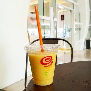 A cup of @jambajuiceid Mango-A-Go-Go while waiting 😊#jambajuiceindonesia #jambajuice #mango #smoothies #dailylife #mangosmoothies #lynedaily #wonderfullyn #clozetteid #happy #happytummy #스무디 #망고 #주스