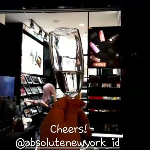 Cheers! Congratulation for the grand opening of @absolutenewyork_id first flagship studio at Grand Indonesia!!
.
.
.
#absolutenewyork #absoluteny #graziaxabsolutenewyork #grandopening #lynebeauty #wonderfullyn #clozetteid #makeupjunkie #newyork