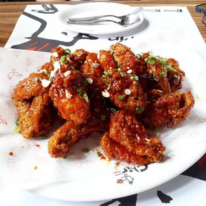 Spicy chicken for today lunch with @dcnicgot 🐔🍺Hmmm not spicy for me 😝#chicken #koreanchicken #chirchir #spicychicken #lynedaily #clozetteid #chimek #치킨 #짜릿한 #매운닭고기 #치맥 #kfood #happytummy #블로거