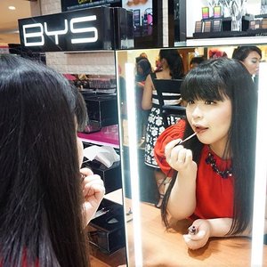 Now at the grand opening of @byscosmetics_id at Plaza Senayan!Trying BYS Velvet Lips Liquid Lipstick...#byscosmetics #bys #beyourself #cleoxbys #grandopening #PlazaSenayan #wonderfullyn #lynebeauty #clozetteid #new