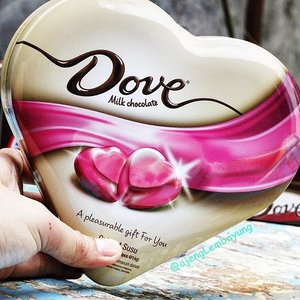 Sudah sempet beli cokelat apa aja nih untuk hari ini? Kalo belum, baca dulu postingan bit.ly/dovehearttin ini (atau klik bio) deh! ;) Lope-lope di udara! .
.
.
#chocolate #dove #dovechocolate #valentine #milkchocolate #dessert #sweets #valentineday #blogger #newblogpost #clozetter #clozetteid