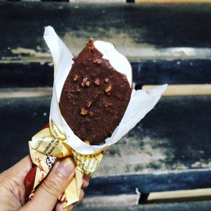 In the mood of #esgrim.. This is Frost Bite from Glico. 
Vanilanya berasa banget. Tapi untuk penggemar cokelat kaya saya, sayang cuma ada satu jenis isi vanilla aja eskrimnya.
🍦🍦🍦 .
.
.
#dessert #sweets #chocolate #icecream #vanilla #food #foodblogger #foodie #clozetteid #clozetter #foodgasm #instafood #eskrim #nomnom #tasty #ALjajan
