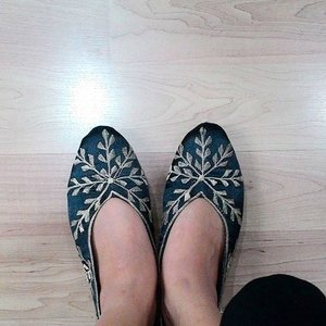 Balinese embroidered shoes. Cheap yet comfy. I use them for my daily activity. Simple beauty!

#sotd #shoes #clozetteid #clozette #clozettedaily #sepatubali #sepatubordir #blogger #fashion #selfoot