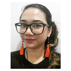 New #tasselearrings, just made them last nite. A pair of bright #orange #tassel made with black ceko #crystal. 
And (not-so) new minus #glasses, just got them before Eid from @kacamatalighthouse. Finally I have a pair of proper glasses. Haha

#clozette #clozetter #clozetteID #motd #fotd #earrings #handmade #crafting