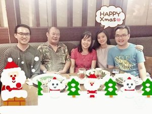 Merry Christmas to all of my friends that celebrate it & koko @tomtomgun ❄
.
And happy holiday for all of us!
May all of you have a good time with your loved ones 😘
.
.
#family #christmas #dinner #ohana
#clozetteid #starclozetter