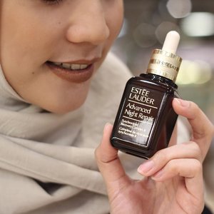 A scientific study proved that staying up all night doesn’t just make you tired. Lack of sleep can visibly age your skin !
Fortunately, no matter what keeps me up, Advanced Night Repair helps keep my skin beautiful..
#miradamayanti #iloveANR #EsteeID #EsteeLauder #skincare #love #hijab #advancednightrepair #holygrail #beauty #blogger #ClozetteID