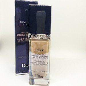 Sooo i boughy this yesterday at @sephorasg and apparently I was the first person to purchase it in singapore hahahaha...anyways! I cant wait to give this a test drive and do a review! I have high expectations and I hope this @dior foundation doesnt disappoint!

#clozetteid #clozette #makeup #product #foundation #dior #diorstar #lightweight #beautyblog #beautyblogger #makeup #makeupaddict #makeupjunkie #makeupartist #makeupblog #indonesianbeautyblogger