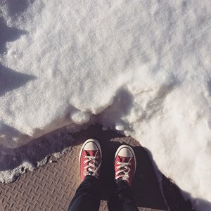 Converse is out! Braving the snow in converse today since my boots arent nowhere to be found 😂 oh wells!
##clozetteid #converse #snow #canada #hamont #hamilton #sneakers #shoes