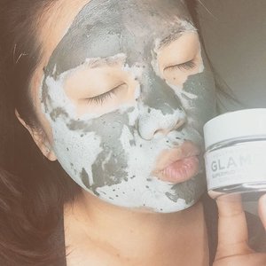 Before going to bed, gotta put my @glamglowmud on! I do have a new turorial coming up, but that gotta wait till tomorrow! Have a great night, peeps! 😘😘😘 #clozetteid #glamglow #mudmask #facemask #skincare #mask #acnetreatment #bbloggersCA #hamont #hamontblogger #toblog #toblogger #torontoblogger #torontobeautyblogger #indonesianbeautyblogger #beauty #beautyblogger #bbloggers