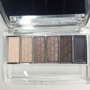 How gorgeous is this palette??!!! Fell in love with it at first sight! @dior Eye Reviver illuminating neutrals eye palette is a beauty 😍😍😍 let's see how many looks we can do with just this one palette! 
#clozetteid #kireimakeup #diormakeup #dior #eyereviver #eyepalette #neutralpalette #dior #makeup #beauty #indonesianbeautyblogger #bbloggersCA #toblog #toblogger #torontobeautyblogger #hamont #hamontmua #hamontblogger #makeupaddict #makeupjunkie #makeuppalette