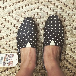 Cant resist...have to have this @tomsidofficial! I have a weakness towards anything polka dots! 😅 #clozetteid #toms #polkadot #sotd #shoes #fashion #comfortable #cute #chic #shopping #indonesian #indonesianblogger #grandindonesia #tomsindonesia