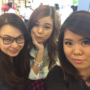 Group selfie was running rampant during Kiehl's event lol...it's beauty bloggers' obsession i guess?! Featuring @pygmalionland and @jeanmilka go check them both out! Xoxo
#clozetteid #kiehlsid #kiehlspluit #selfie #kireimakeup #beauty #beautyjunkie #beautyblogger #indonesian #indonesianbeautyblogger #asian #girls #makeupaddict #makeupjunkie