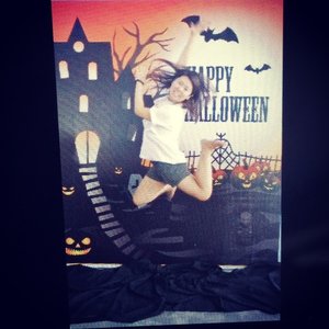 Hopefully everyone had a great and safe Halloween this year! Until next year! Xoxo

Ps: thanks @luciakune for designing the backdrop for our free photobooths at work 😘 Pps: sorry for the low quality image, original photo still in my sis camera lol...couldnt wait so I took a screen shot using my iphone
#clozetteid #kireimakeup #happyhalloween #levitation #jumpingshot #jump #jumping #fun #halloweenjkt #halloween