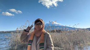 Menyaksikan Mt. Fuji dari Oishi Park/Kawaguchicko Natural Living Center sekaligus di pinggir Lake Kawaguchiko 🗻Alhamdulillah cuaca cerah sehingga kami dapat menyaksikan gunung sekaligus "maskot" Jepang secara nyata. Disini kami justru menyaksikan matahari terbenam di negeri yang mendapat julukan negeri matahari terbit 🌞#balqis57travel #Japan #Mount #Natural #MountFuji #view #clozetteid