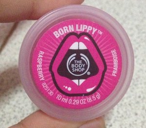 it's really help me to moisture my lips. plus i can get my own raspberry lips *smooch*