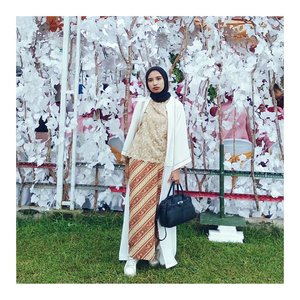 How to look sporty traditional chic in a wedding? Put on your sneakers with sarong and abaya😂. I think I nailed it.#Clozetteid #abmlifeisbeautiful #acolorstory #hijabi #hijabchic #whatwelike #abmlifeiscolorful #abeautifulmess #ootd #lookbookindonesia #sportychic