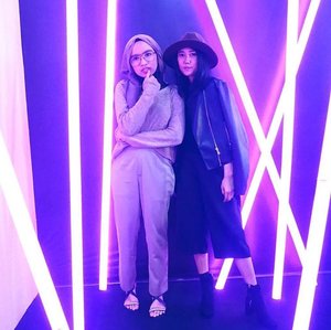 Throwback JFW 2017 with @ginger_n_rose. Finally get in frame with her⚡ [thanks @cyndaadissa for this photo]#ClozetteID #chictopia #abmlifeisbeautiful #abmlifeiscolorful #hijabi #hijabchic #fashionblogger #currentmood #ootdindo #acolorstory #JFW2017 #whatwelike #throwbackthursday