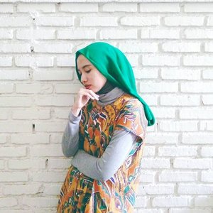After watching suicide squad, my hijab turns green.#clozetteid #suicidesquad #chictopia #jokerinspired #fashionbloggers #hijabchic #currentmoodrightnow