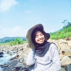 Take a little trip with family and get awesome small river, a hidden river.How'd I feel? peaceful and blessed. Coming up on my blog, soon.#clozetteid #chictopia #fashionbloggers #purwakarta #exploreindo #abmhappylife