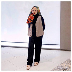 Sigrid said don’t kill my vibe. Repeat. Don’t kill my vibe 🎶✨
.
.
.
#clozetteid #modestfashion #lookbookindonesia #hijabi #hijabchic #abmlifeisgood #acolorstory #modestwear #modestfashion #ggrepstyle #starclozetter